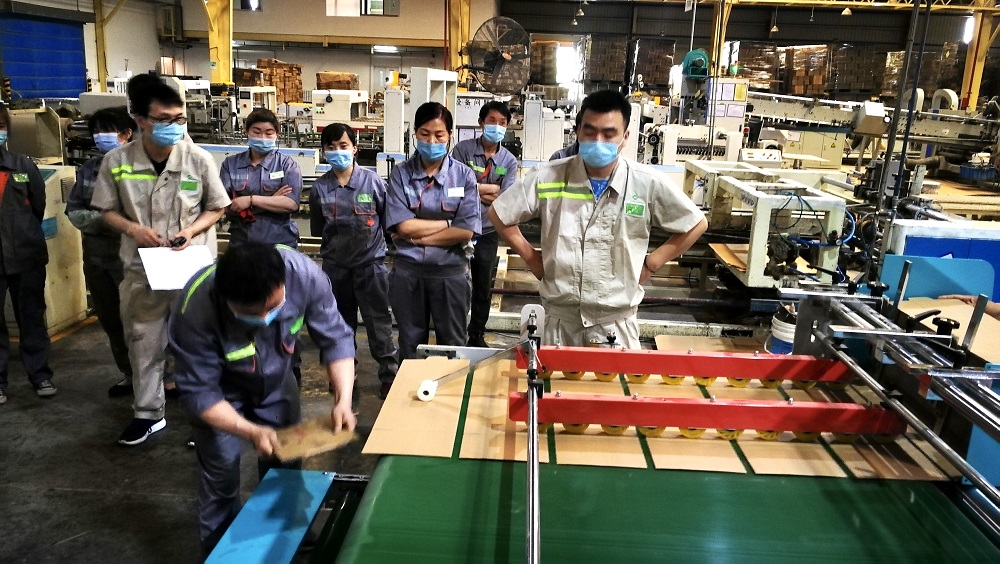 比糊盒?我最強!西安秉信印后勞務工手工糊盒競賽活動 比糊盒?我最強!西安秉信印后勞務工手工糊盒競賽活動